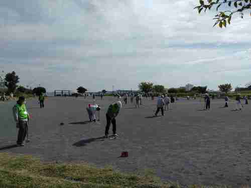 青空の下、多くの参加者がプレーする様子２