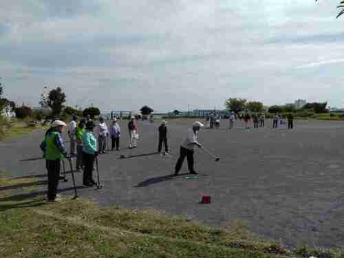 青空の下、多くの参加者たちがプレーする様子１