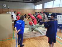 段ボールベッドの組立の様子