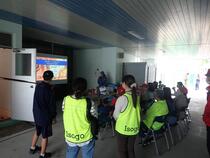 映写による初期消火の啓発の様子