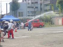 放水体験をする様子