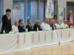 開会式で区長が挨拶する様子の写真