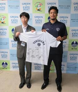 サイン入りTシャツの贈呈