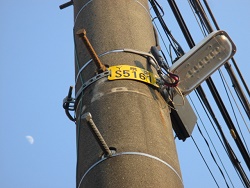 電柱につけたLED防犯灯の写真