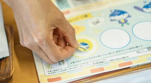 シールを貼る様子