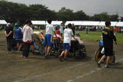 是去年的輕運動會，50米跑輪椅的部的樣子