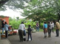 公園美化について説明を受けているところ