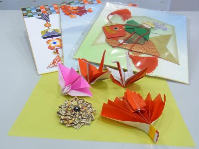 講座で製作予定の鶴などの折り紙作品