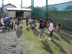 Photo of elementary school studenｔ sowing winter turf