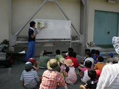 Photo of explaining the lawn to elementary school studenｔ