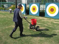 平成22年10月23日の冬芝種まきの写真