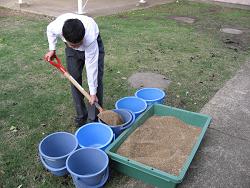 平成22年11月２日の冬芝種まき準備をする写真