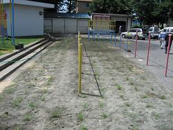 Photograph of the vicinity of the horizontal bar where planting was completed at equal intervals