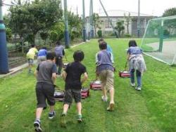飯田北小学校で児童が芝刈りをしている写真