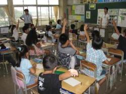 飯田北小学校で環境学習の授業をしている写真