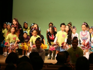 Hình ảnh buổi biểu diễn múa trẻ em