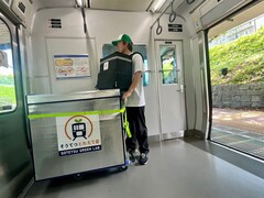 相鉄グリーンラボで育てた野菜を電車で運んでいる様子