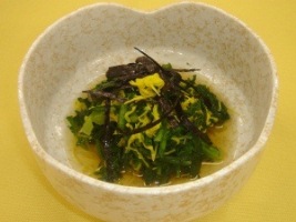 春菊と黄菊の海苔酢あえの調理例