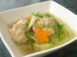 肉団子と白菜のスープの調理例