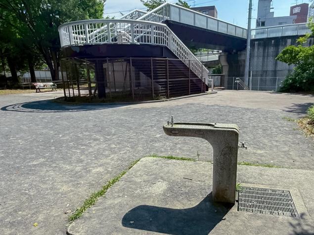 平川町公園　緑道とつながる歩道橋