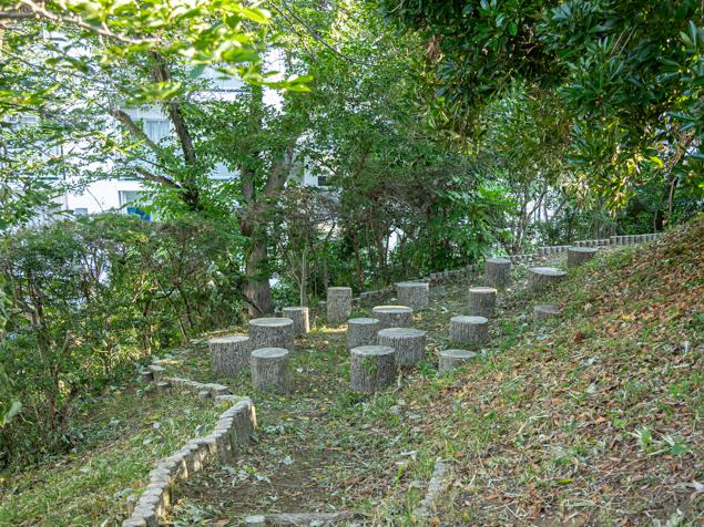 神大寺二丁目公園　石のオブジェ