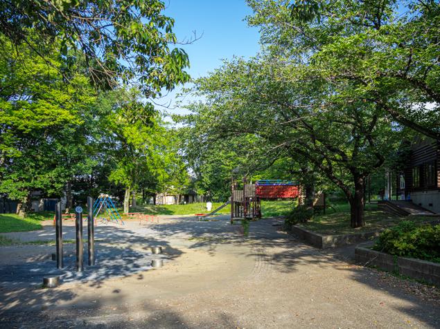 神大寺中央公園　遊具広場　左手に噴水