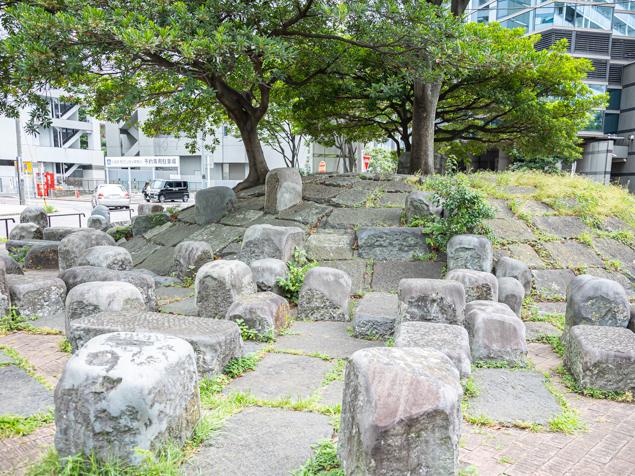 金港公園　石のベンチ群