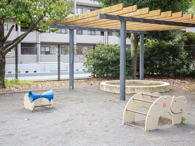 松見町四丁目公園　パーゴラ周辺