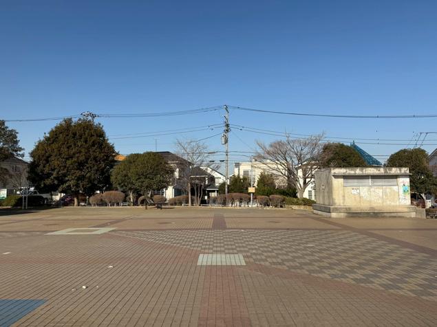 三ツ沢上町公園　タイル敷き広場