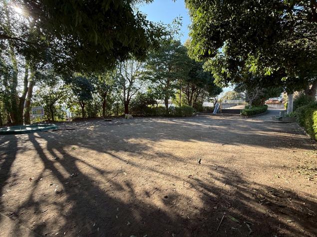 三ツ沢上町公園　ダスト(土砂敷き)広場