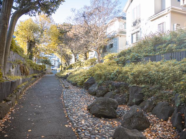 三ツ沢南町公園　石敷き