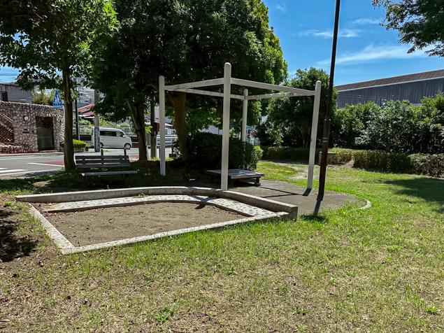 西寺尾二丁目公園　パーゴラと砂場