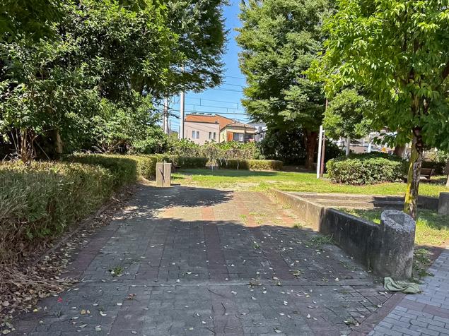 西寺尾二丁目公園　タイル敷き園路