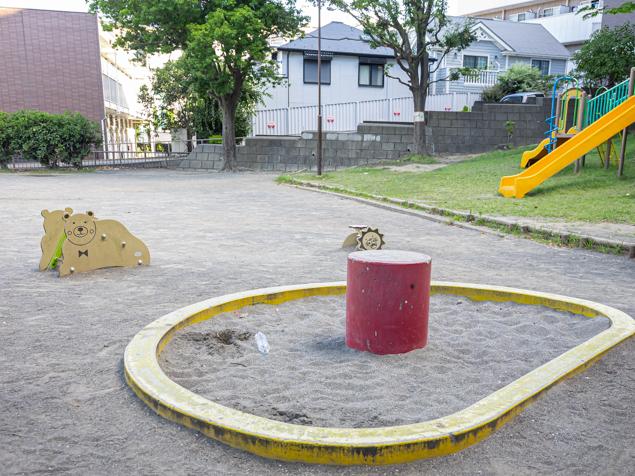 西寺尾第五公園　砂場とプレイスカルプチュア