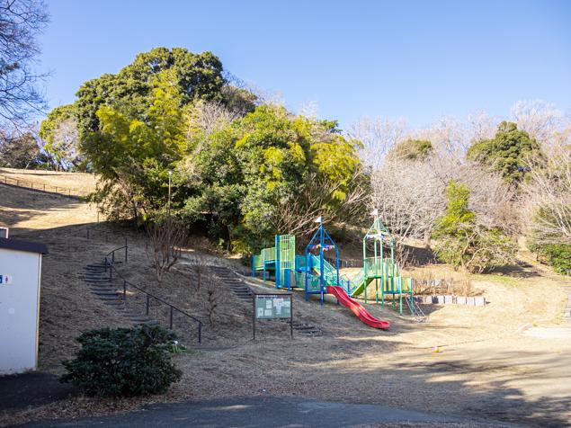 西寺尾の丘公園　斜面のある原っぱ