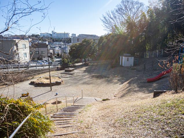 西寺尾の丘公園　原っぱ上