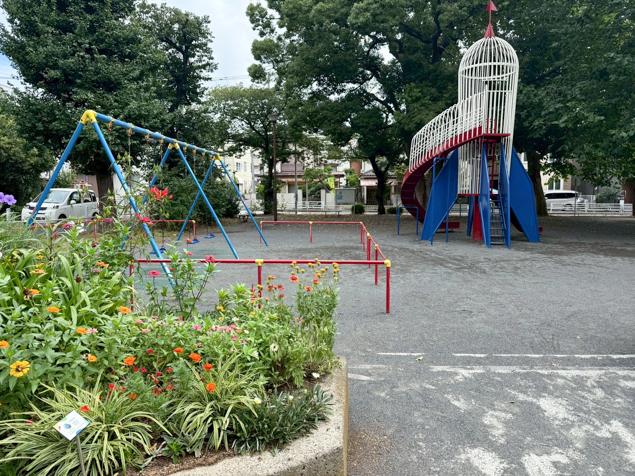 大口西公園　遊具と花壇