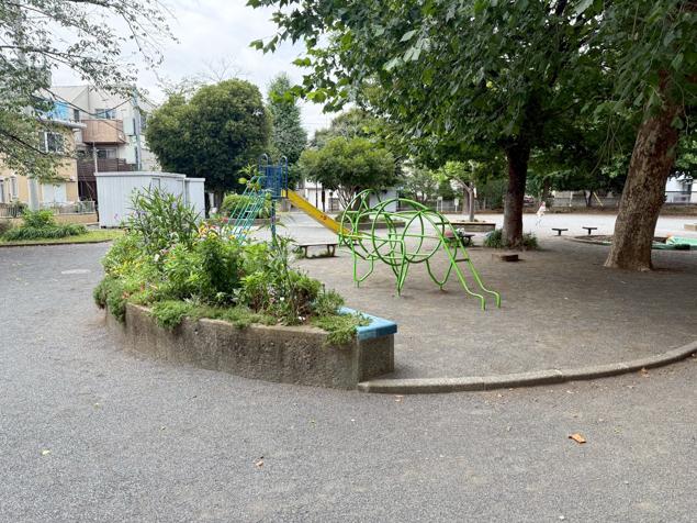 大口西公園　遊具と植栽
