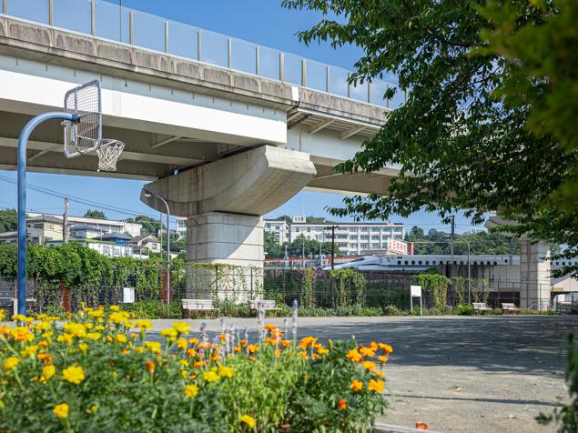 三枚町第三公園　環状２号線と花壇
