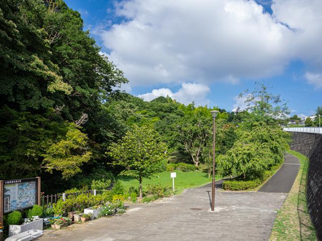 菅田いでど公園　緑地エリア入り口付近