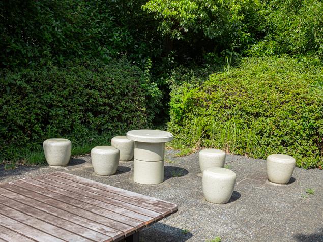 菅田町松葉公園　スツールとテーブル