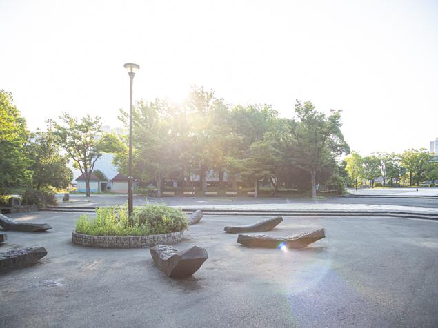 反町公園　オブジェのある広場