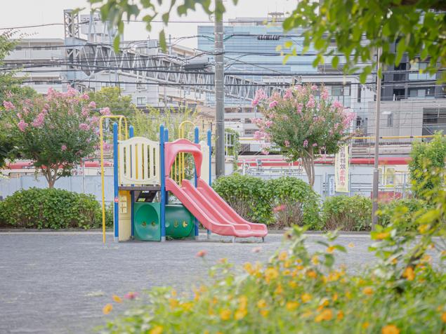 浦島公園　遊具と花壇