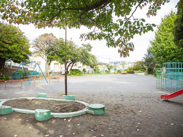 浦島丘公園　カメ砂場と遊具エリア