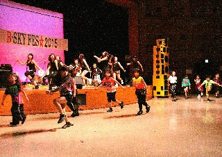 区内小学低年级学生的舞蹈表演