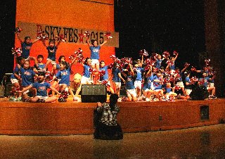 Es la actuación del baile por el (niños) escolares (gakudo) primario de un kindergartener