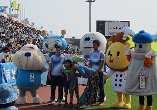 Commemorative photo with Yokohama FC players and characters