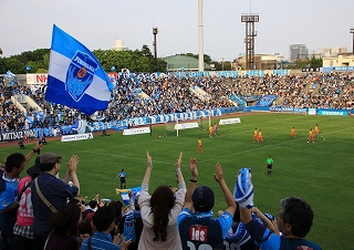 Khán đài náo nhiệt trước khung thành Yokohama FC