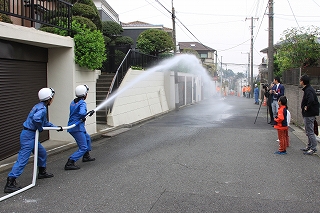 女性消防団員による放水訓練