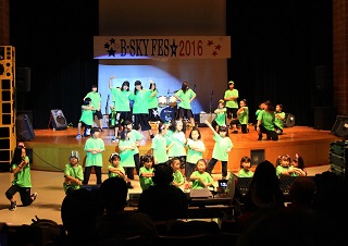幼儿园儿童和小学生的舞蹈表演